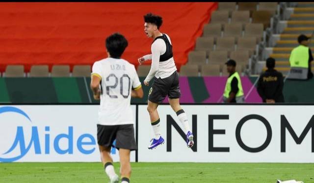 开云体育-王钰栋斩获2025年中国金童奖 国足年轻一代很有希望